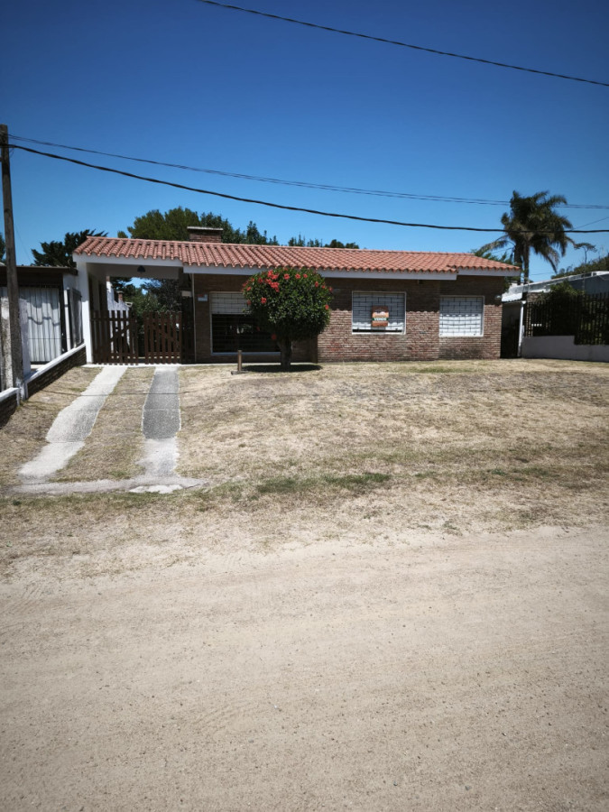 CASA A METROS DEL MAR EN ATLANTIDA