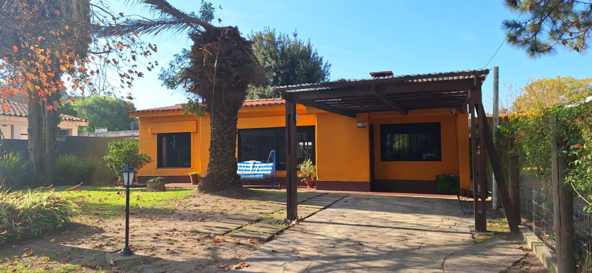 EN VENTA CASA EN PINARES DE ATLANTIDA, EXCELENTE UBICACIÓN