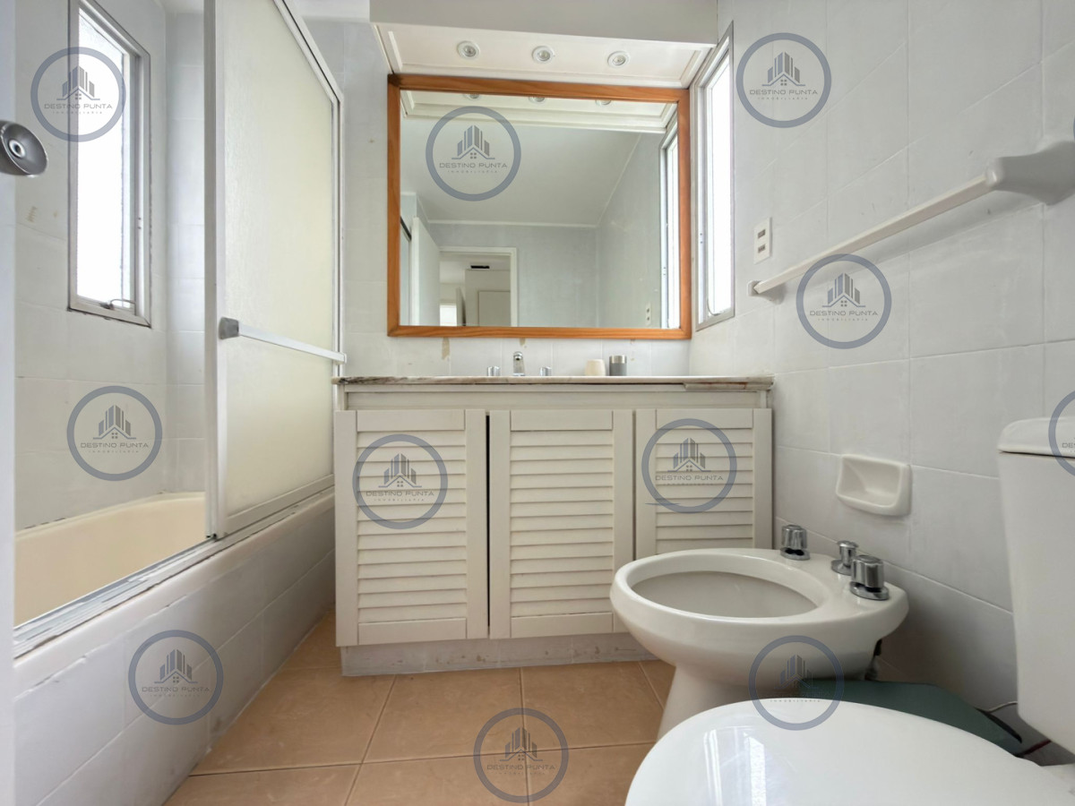Apartamento ID.3218 - Apartamento de 2 Dormitorios a metros del mar, en Venta, Playa Brava Punta del Este