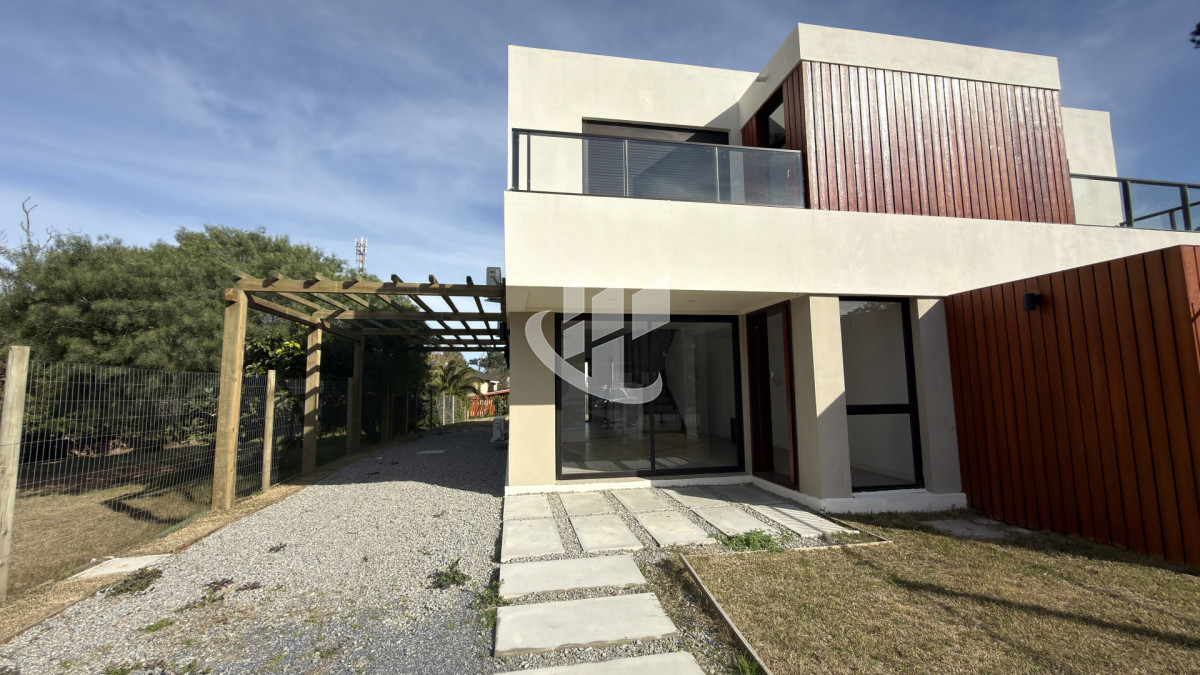 Casa ID.2808 - Casa en parada 32 mansa a estrenar 