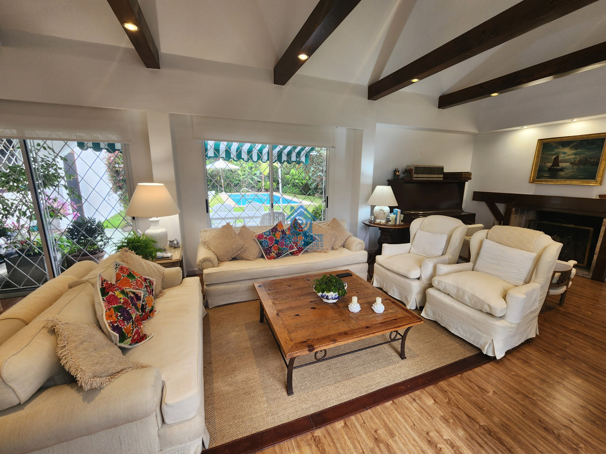 Casa ID.1038 - casa en barrio cantegril, un lugar para vivir y soñar 