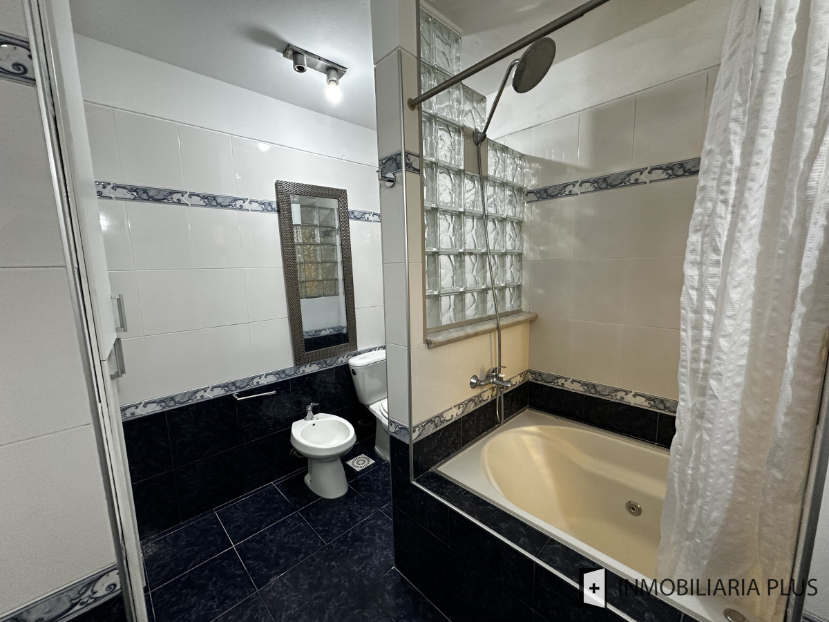 Casa ID.1465 - Alquiler Anual de Casa de 1.200 m² con Piscina climatizada, 4 dormitorios, en Barrio Cantegril
