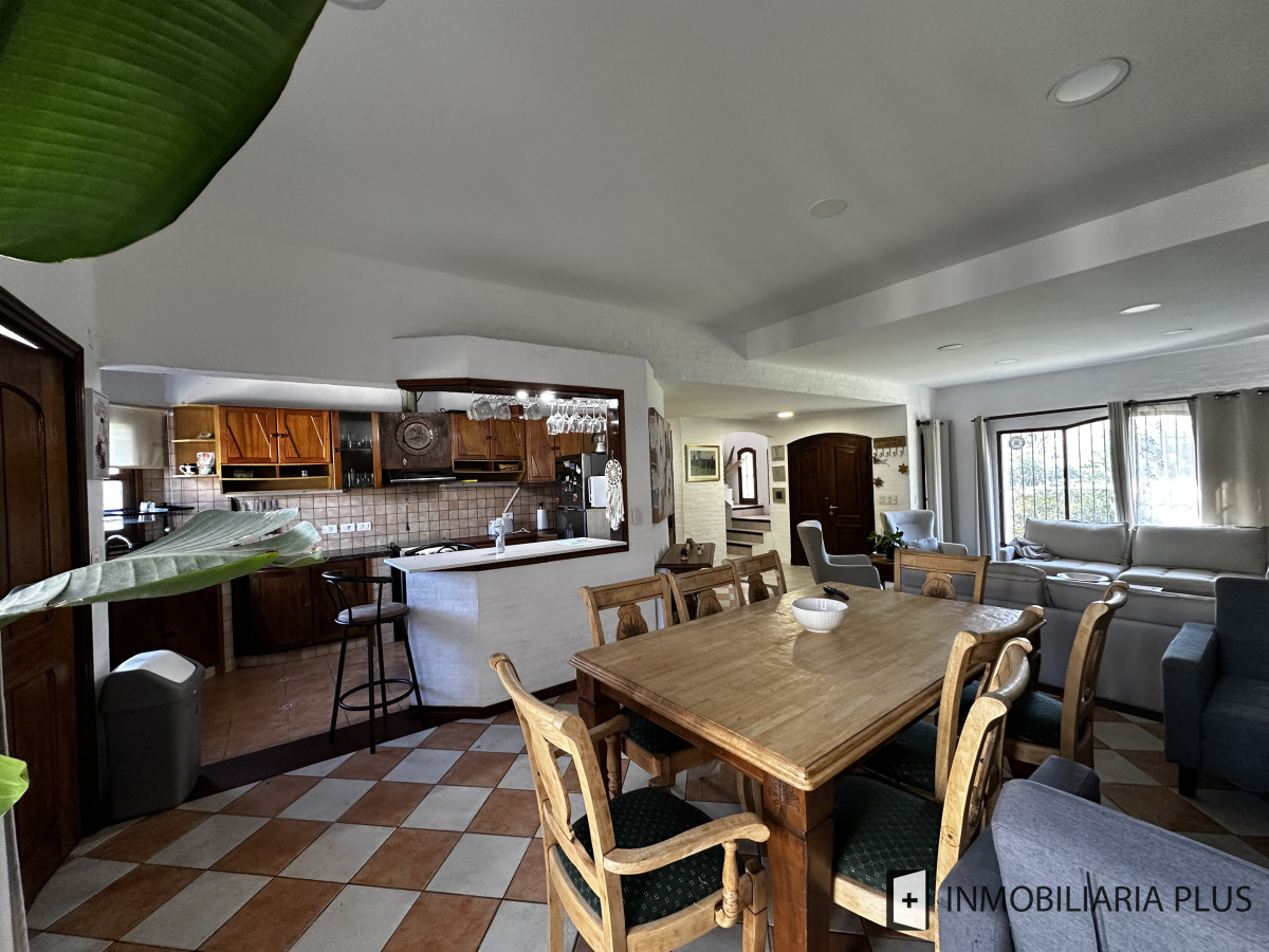 Casa ID.1465 - Alquiler Anual de Casa de 1.200 m² con Piscina climatizada, 4 dormitorios, en Barrio Cantegril