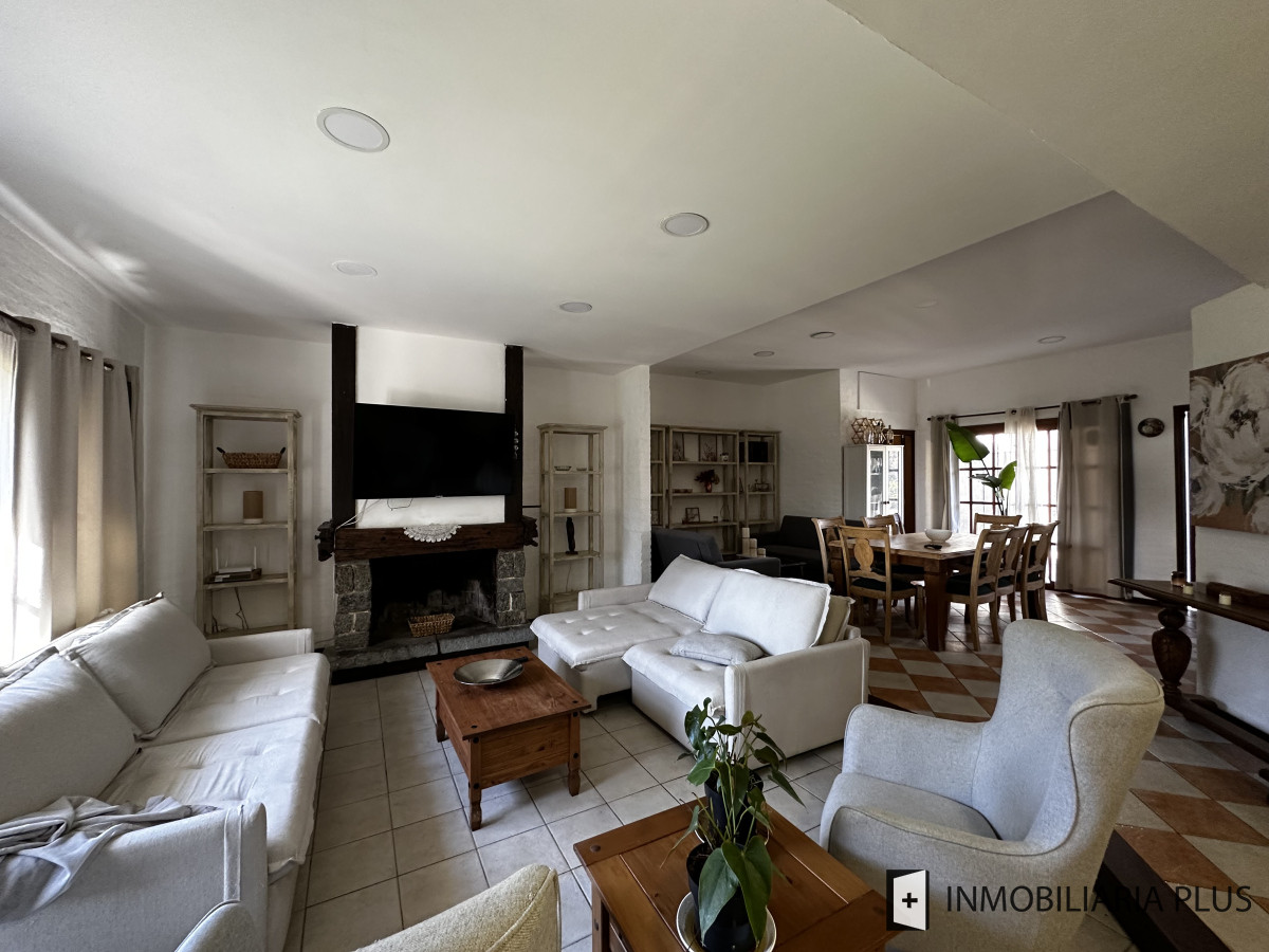 Casa ID.1465 - Alquiler Anual de Casa de 1.200 m² con Piscina climatizada, 4 dormitorios, en Barrio Cantegril