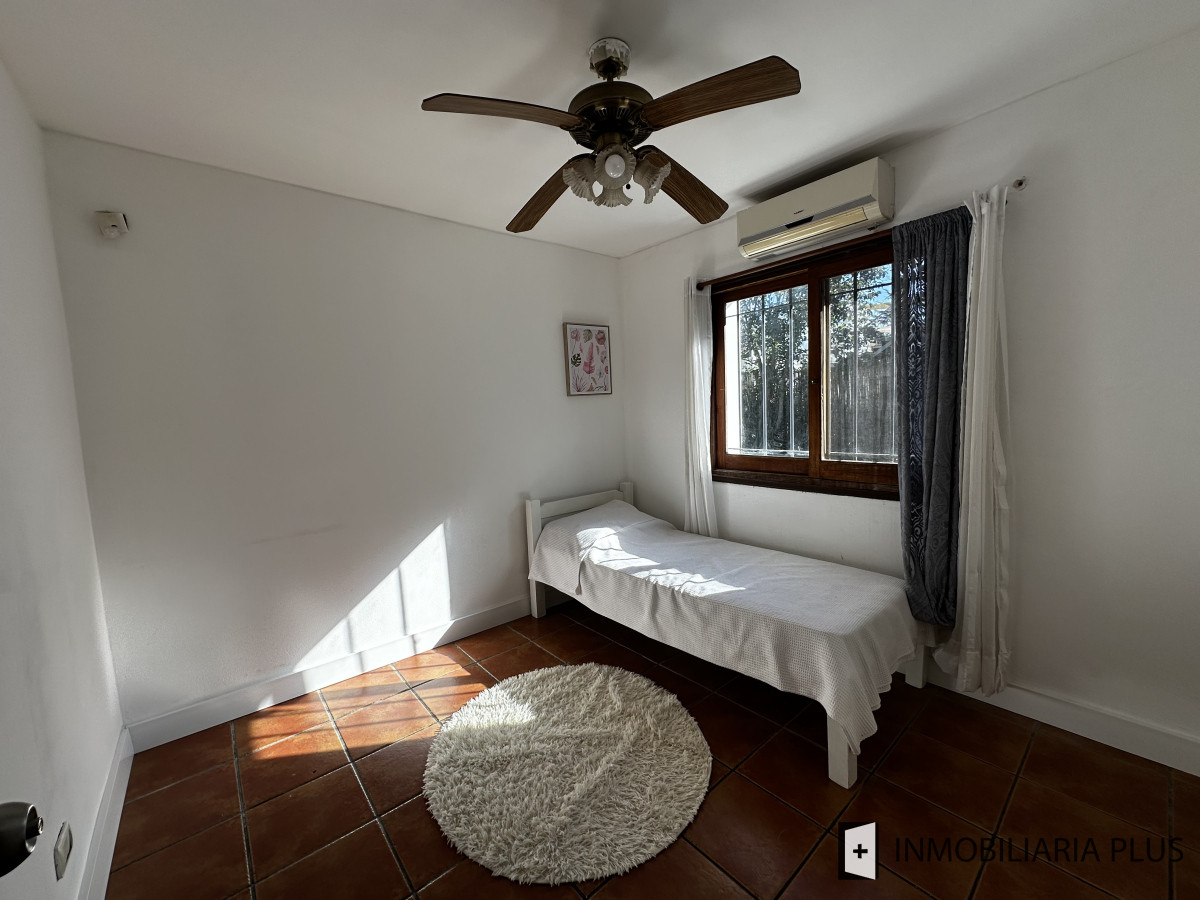 Casa ID.1465 - Alquiler Anual de Casa de 1.200 m² con Piscina climatizada, 4 dormitorios, en Barrio Cantegril
