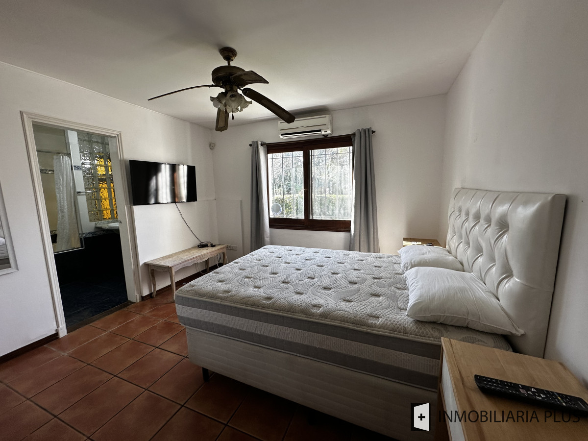 Casa ID.1465 - Alquiler Anual de Casa de 1.200 m² con Piscina climatizada, 4 dormitorios, en Barrio Cantegril