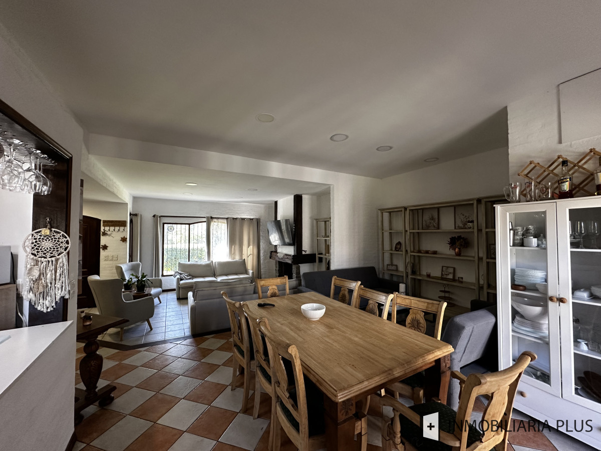 Casa ID.1465 - Alquiler Anual de Casa de 1.200 m² con Piscina climatizada, 4 dormitorios, en Barrio Cantegril