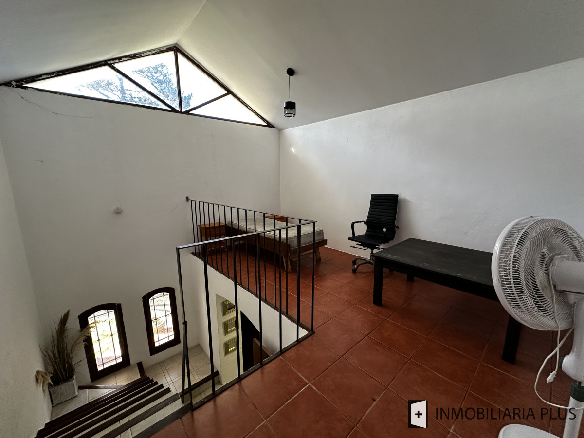 Casa ID.1465 - Alquiler Anual de Casa de 1.200 m² con Piscina climatizada, 4 dormitorios, en Barrio Cantegril