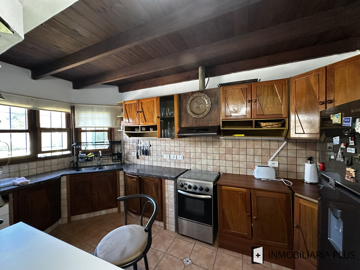 Casa ID.1465 - Alquiler Anual de Casa de 1.200 m² con Piscina climatizada, 4 dormitorios, en Barrio Cantegril