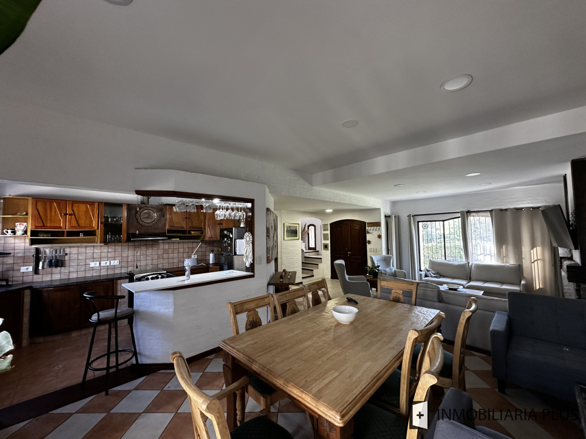 Casa ID.1465 - Alquiler Anual de Casa de 1.200 m² con Piscina climatizada, 4 dormitorios, en Barrio Cantegril