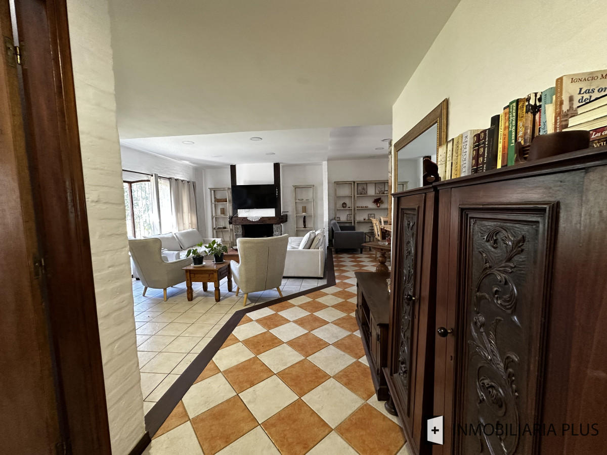 Casa ID.1465 - Alquiler Anual de Casa de 1.200 m² con Piscina climatizada, 4 dormitorios, en Barrio Cantegril
