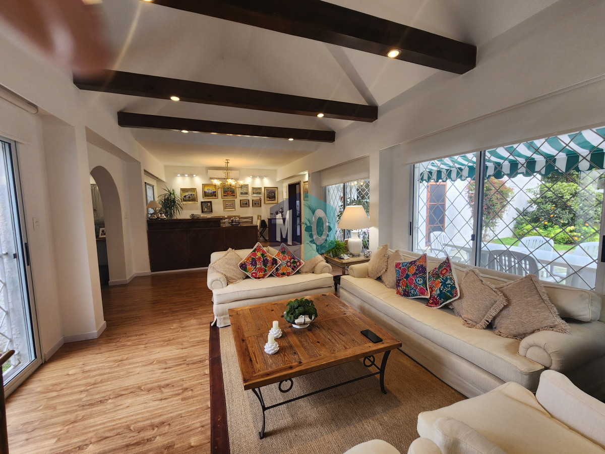 Casa ID.1067 - casa en barrio cantegril, un lugar para vivir y soñar 