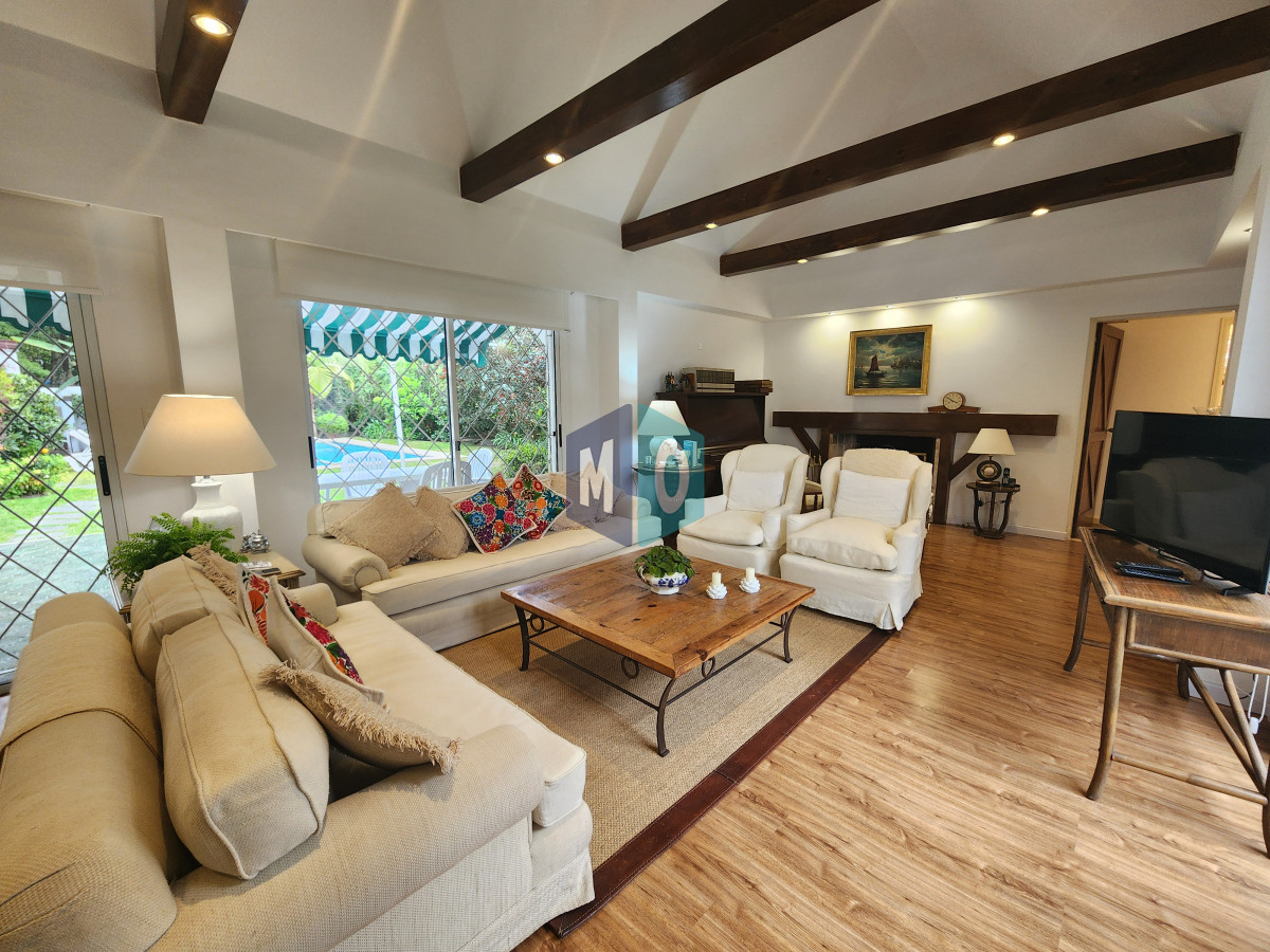 Casa ID.1067 - casa en barrio cantegril, un lugar para vivir y soñar 