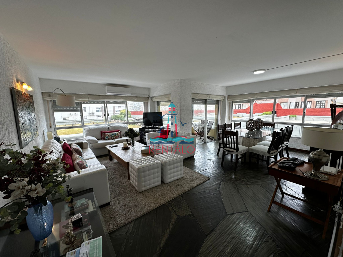 Apartamento ID.411 - Apartamento de 2 dormitorios en Punta del este oportunidad en venta 