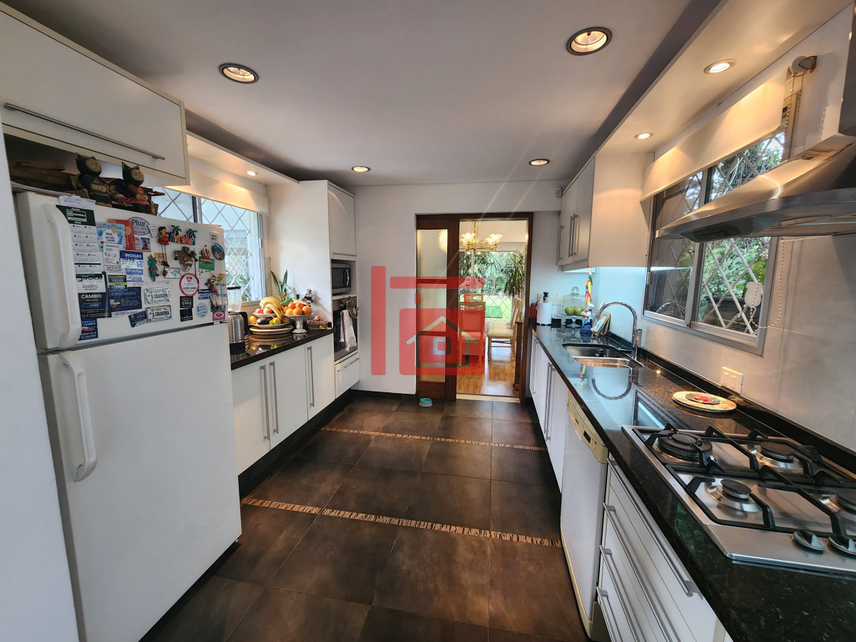 Casa ID.214 - casa en barrio cantegril, un lugar para vivir y soñar 