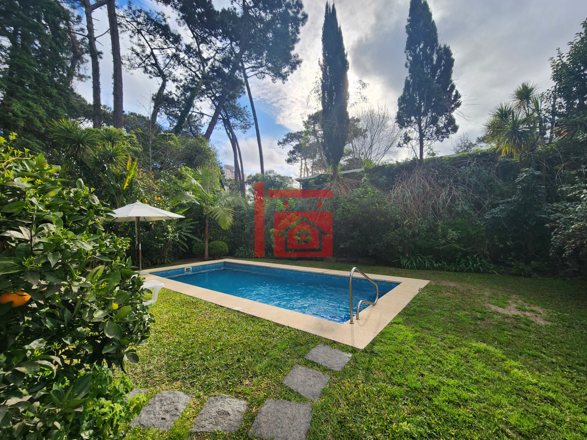 Casa ID.214 - casa en barrio cantegril, un lugar para vivir y soñar 