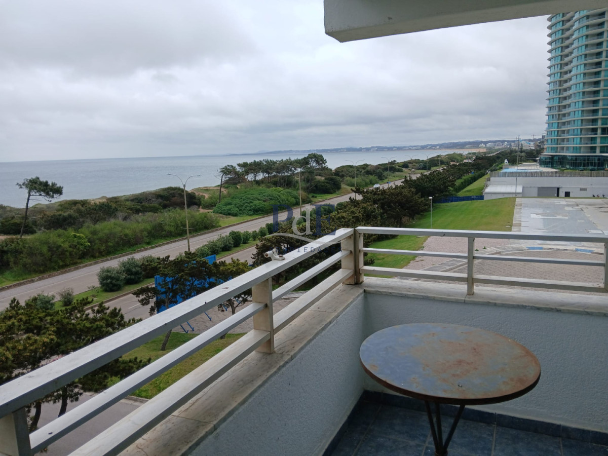 Apartamento en venta - Primera línea en Playa Mansa Punta del Este - Imagen 1