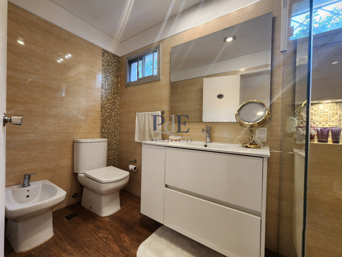 Casa en barrio Cantegril, 4 dormitorios. Reciclada con piscina climatizada - Imagen 40