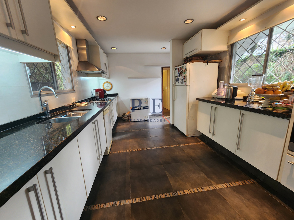 Casa en barrio Cantegril, 4 dormitorios. Reciclada con piscina climatizada - Imagen 14