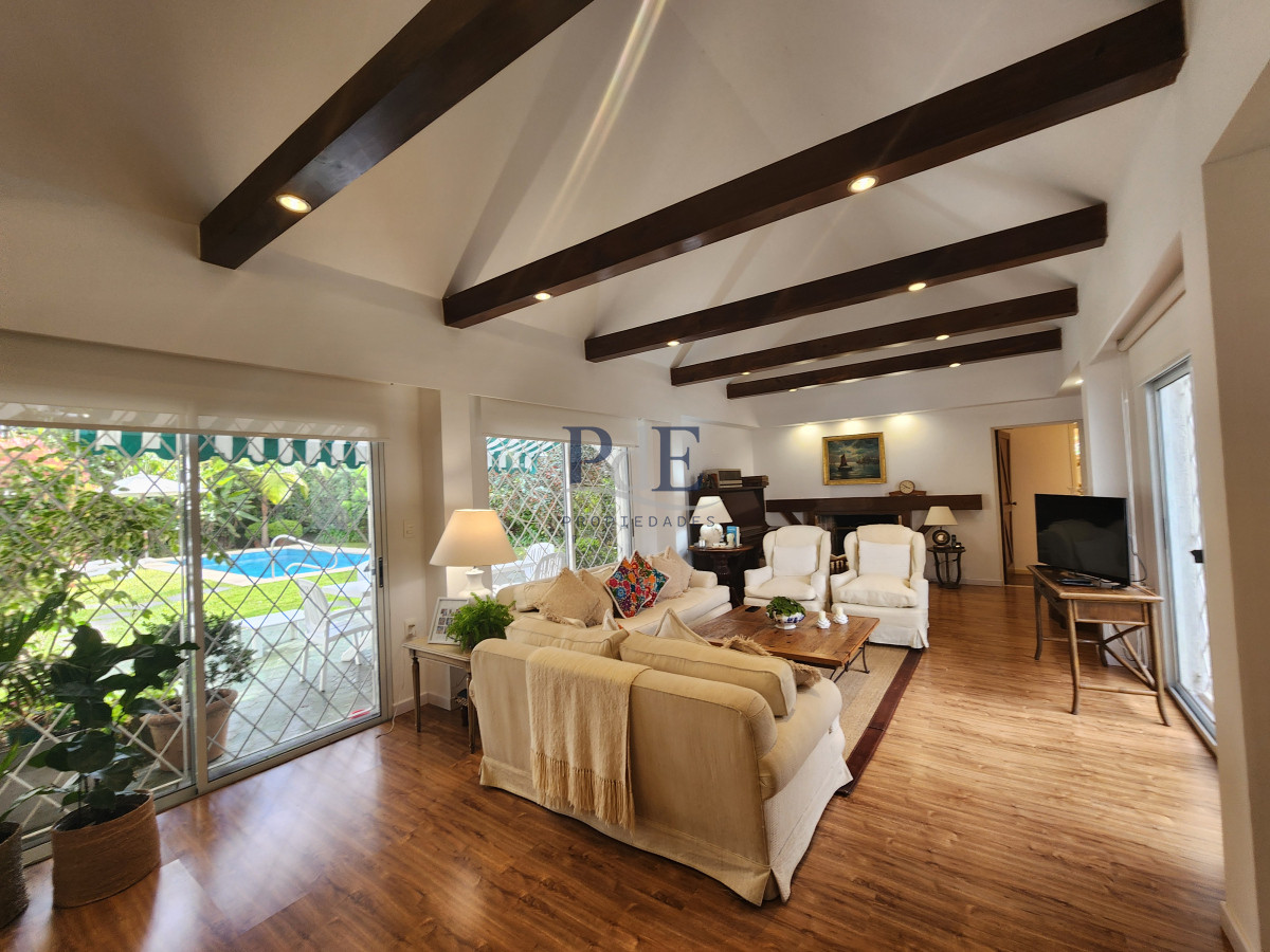 Casa en barrio Cantegril, 4 dormitorios. Reciclada con piscina climatizada - Imagen 4