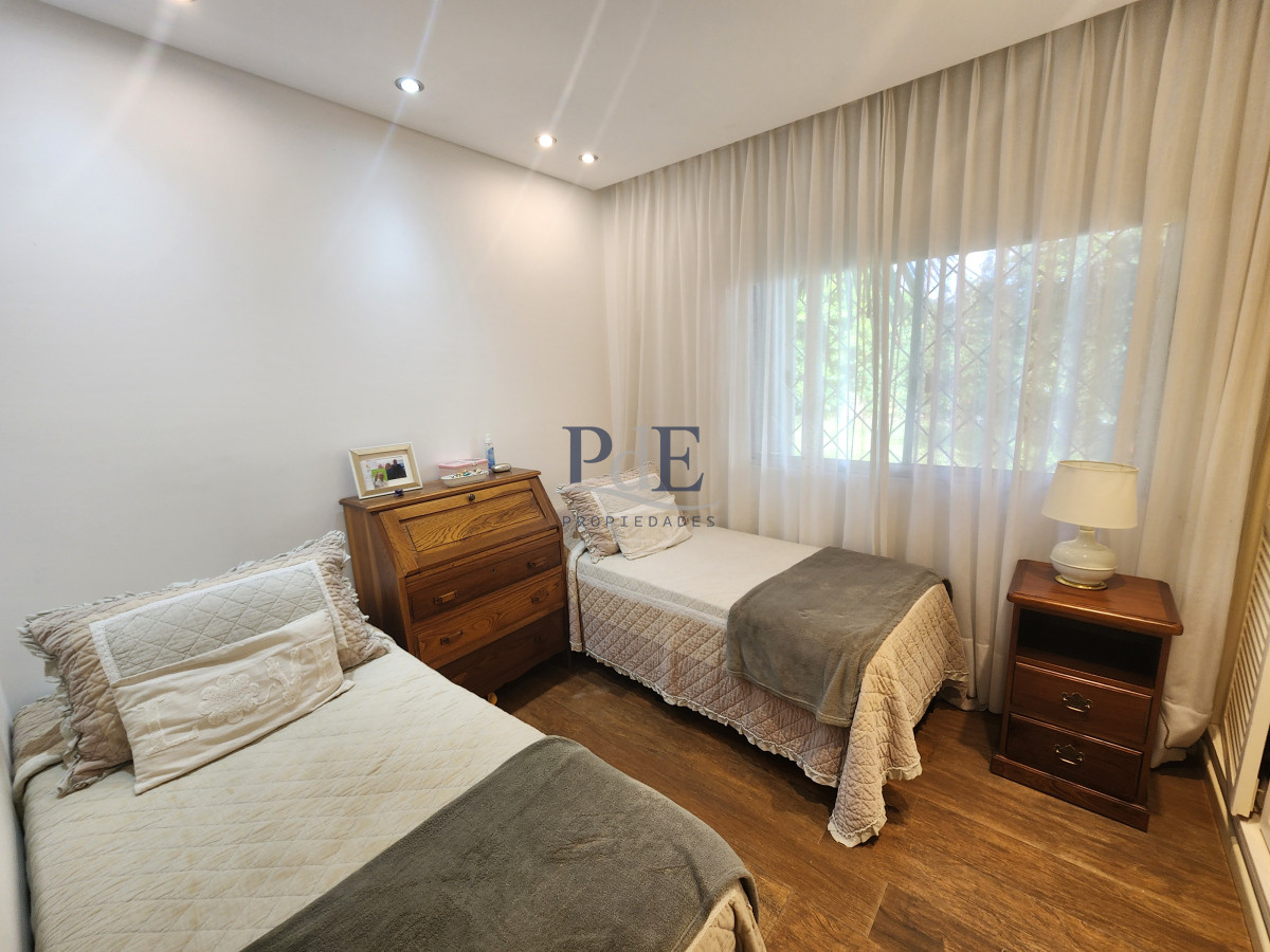 Casa en barrio Cantegril, 4 dormitorios. Reciclada con piscina climatizada - Imagen 38