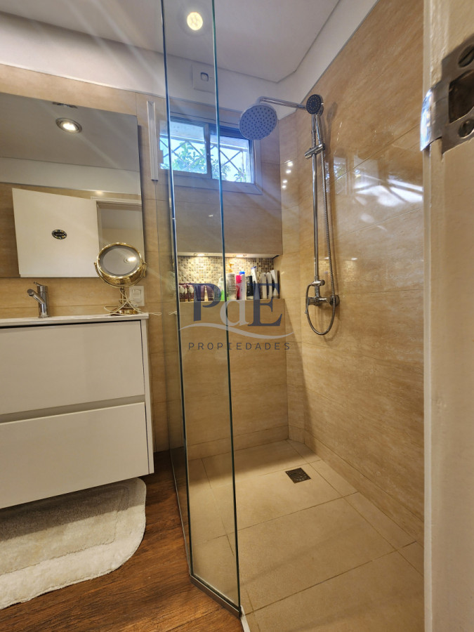 Casa en barrio Cantegril, 4 dormitorios. Reciclada con piscina climatizada - Imagen 41