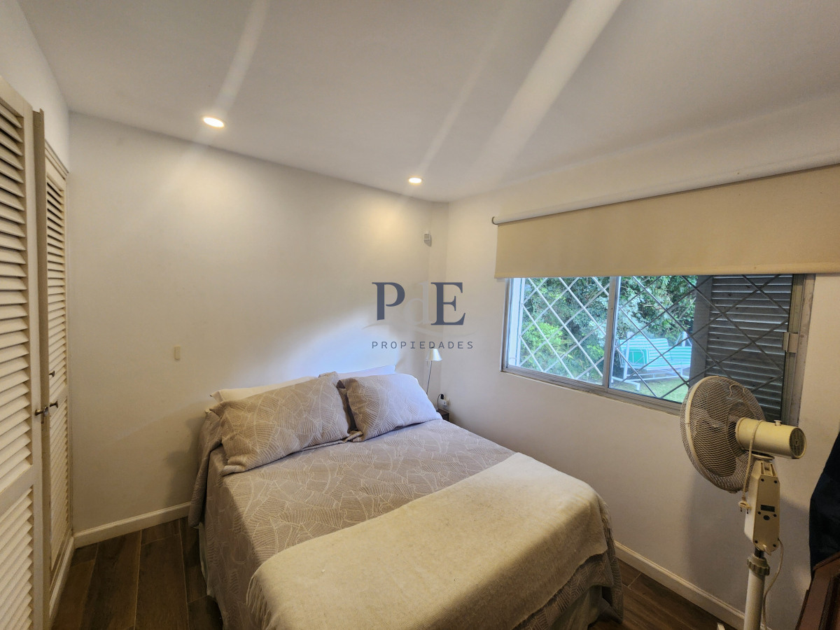 Casa en barrio Cantegril, 4 dormitorios. Reciclada con piscina climatizada - Imagen 24