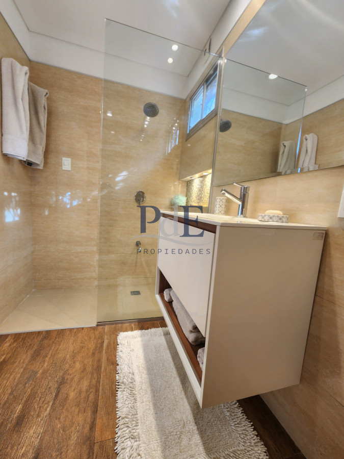 Casa en barrio Cantegril, 4 dormitorios. Reciclada con piscina climatizada - Imagen 31