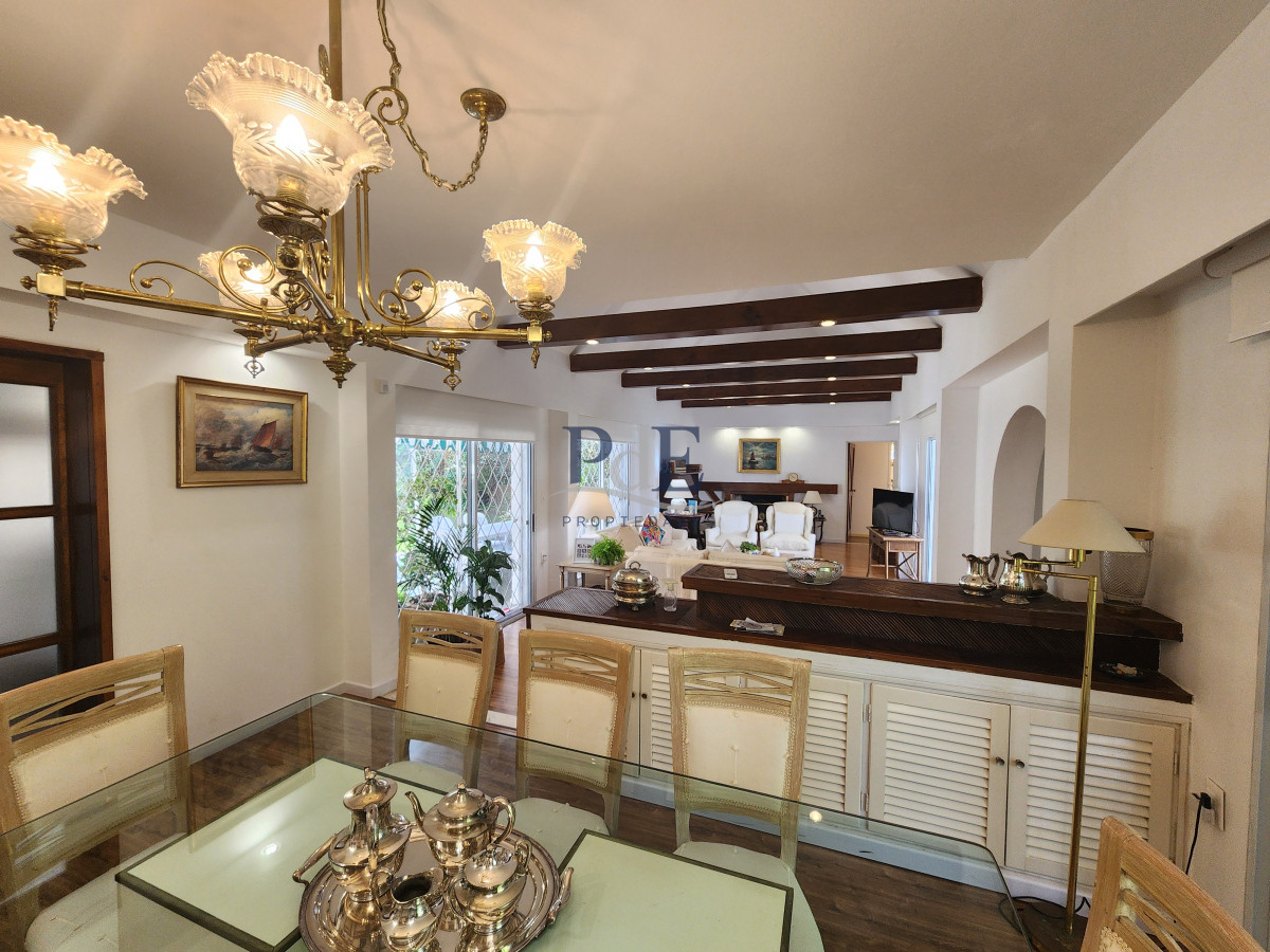 Casa en barrio Cantegril, 4 dormitorios. Reciclada con piscina climatizada - Imagen 9