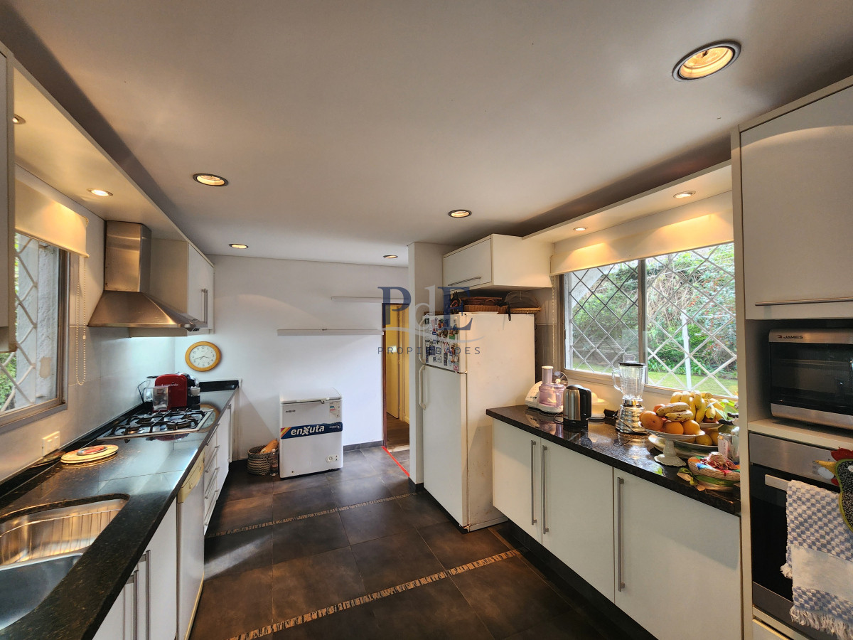 Casa en barrio Cantegril, 4 dormitorios. Reciclada con piscina climatizada - Imagen 13