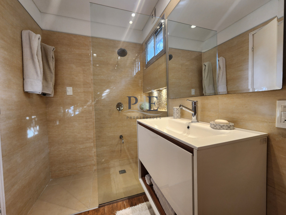 Casa en barrio Cantegril, 4 dormitorios. Reciclada con piscina climatizada - Imagen 46