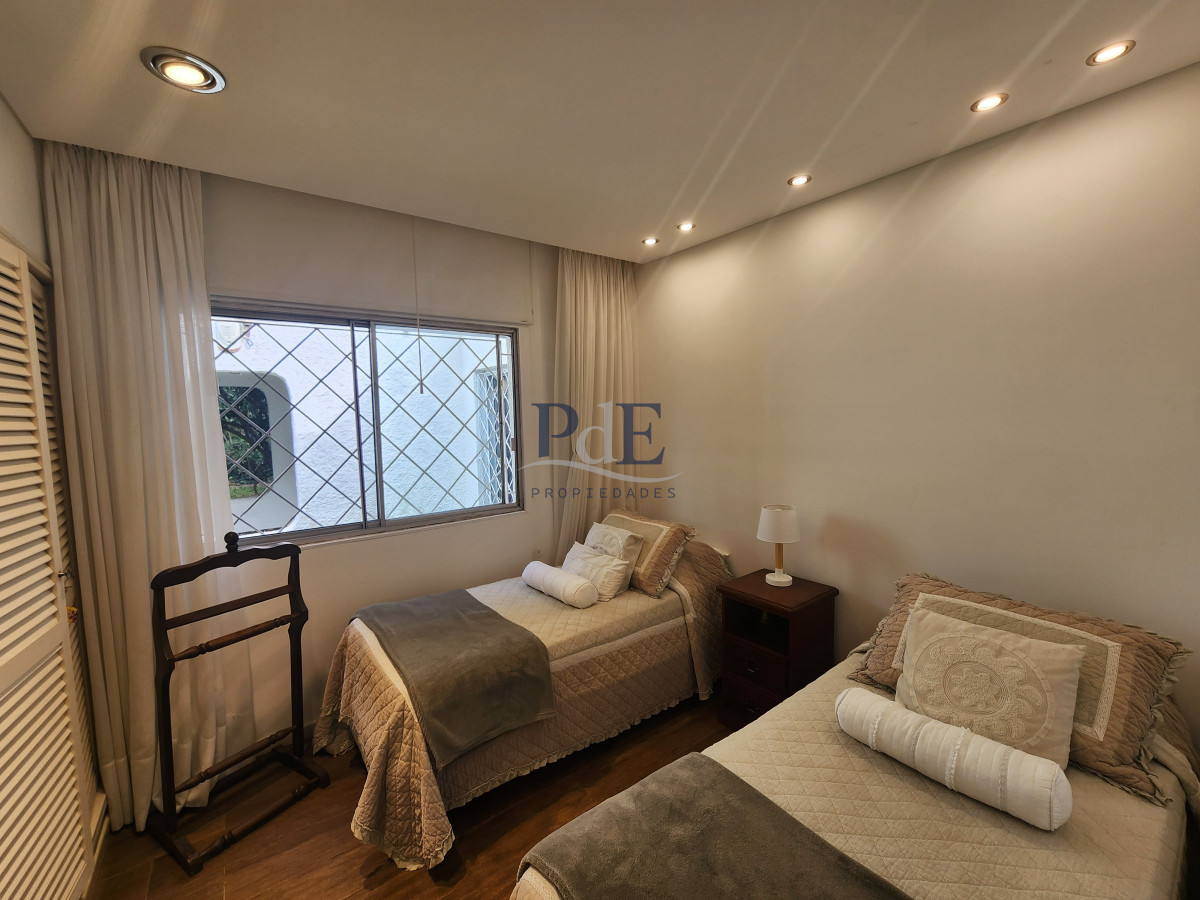 Casa en barrio Cantegril, 4 dormitorios. Reciclada con piscina climatizada - Imagen 42