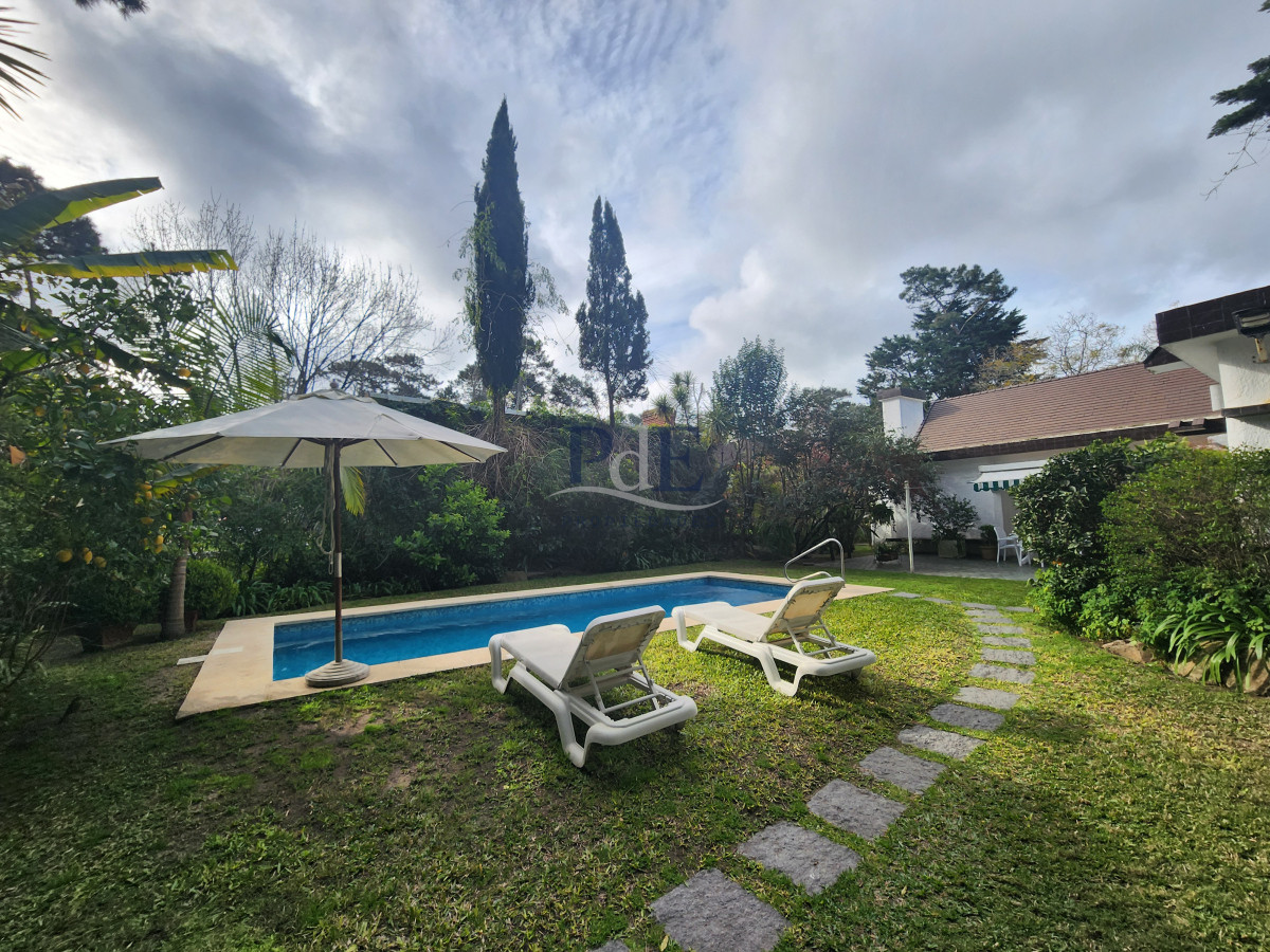 Casa en barrio Cantegril, 4 dormitorios. Reciclada con piscina climatizada - Imagen 33