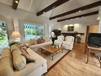 Casa en barrio Cantegril, 4 dormitorios. Reciclada con piscina climatizada