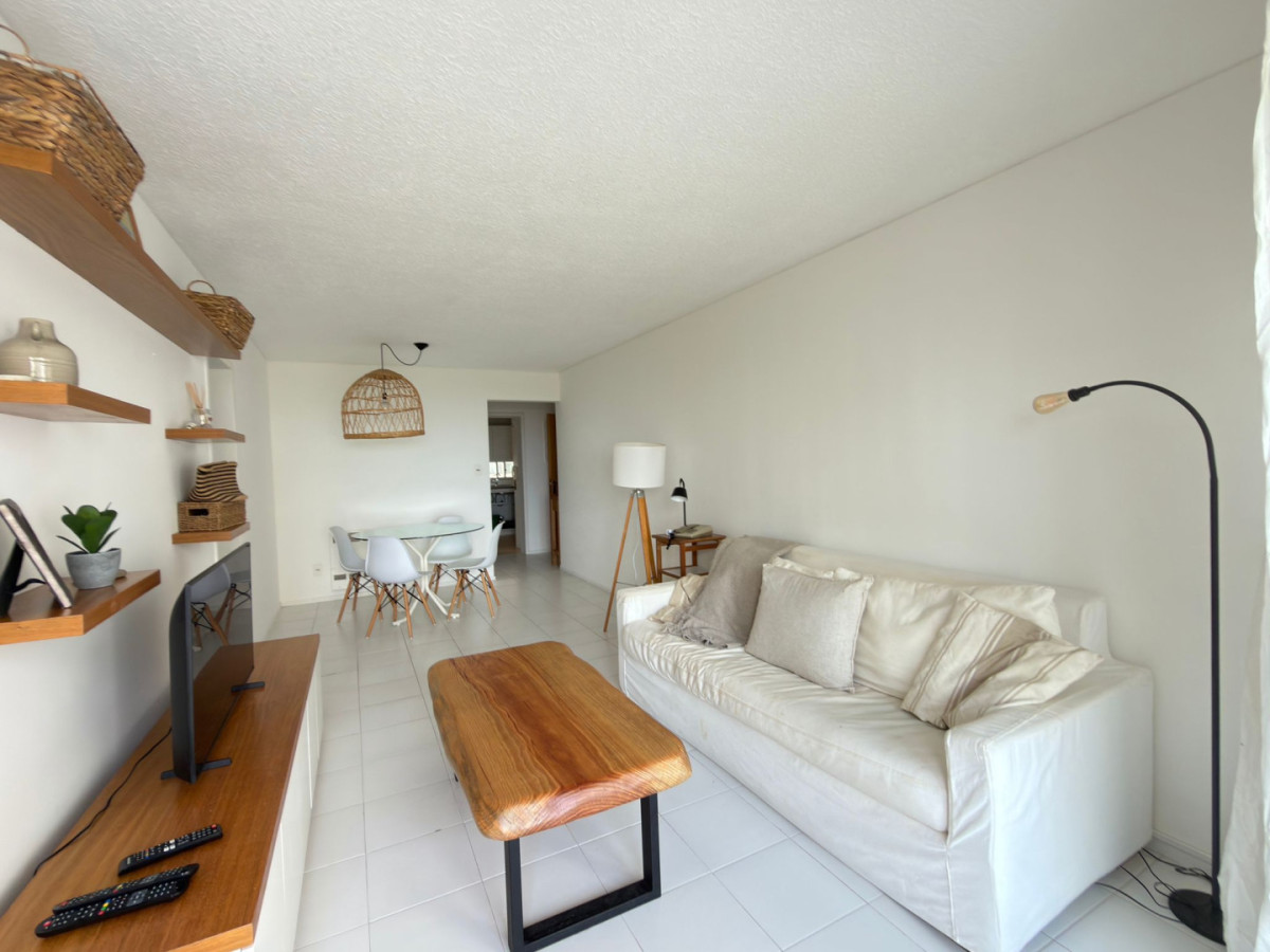 Apartamento de 2 Dormitorios a metros del mar, en Venta, Playa Brava Punta del Este
