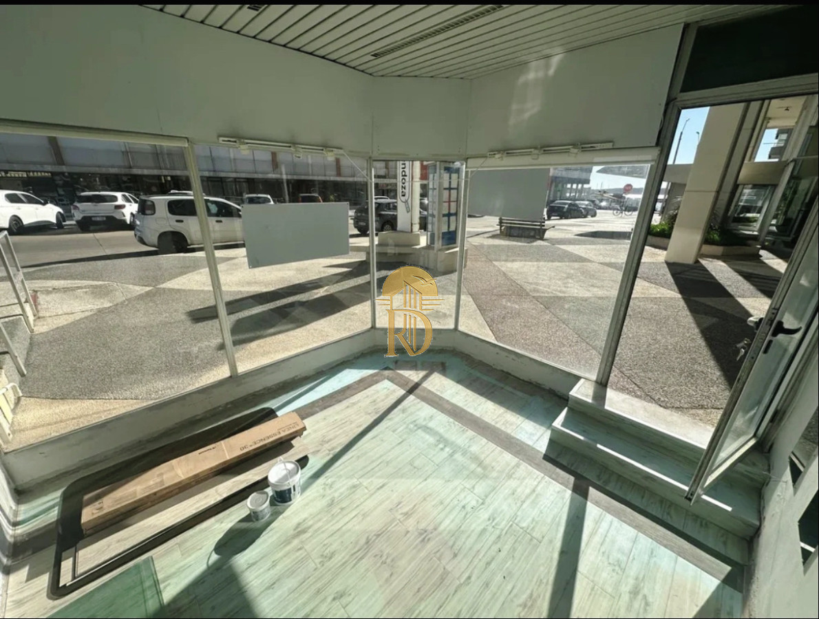 Invertí en Punta del Este: Local Comercial con Gran Potencial - DUA560L