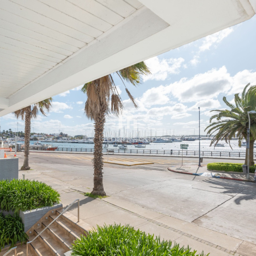 Apartamento ID.6 - Departamento En Venta Frente Al Puerto Punta Del Este Península. Edificio New Port. Calle 20. 4 Dormitorios 4 Baños.