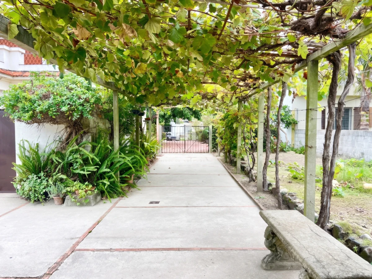 Casa ID.85 - Casa en venta 5 Dormitorios en Carrasco. Av. Bolivia