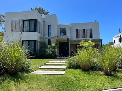 Casa en Alquiler En Barrio Privado La Arbolada y en Venta. Punta del Este 