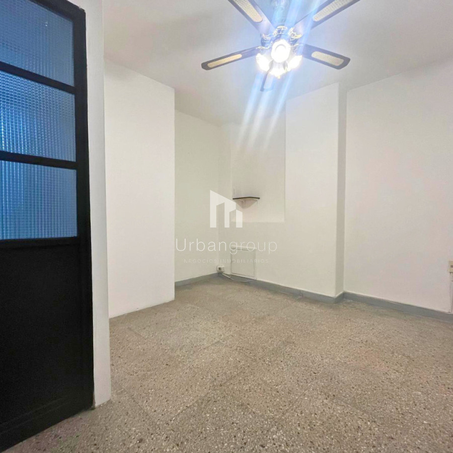 Oficina ID.42 - Oficina en Venta Av. 18 de Julio. OPORTUNIDAD DE INVERSIÓN !!