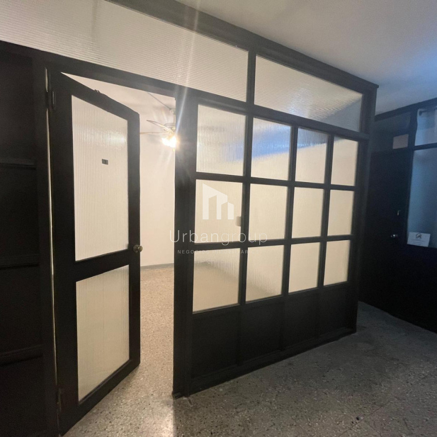 Oficina ID.42 - Oficina en Venta Av. 18 de Julio. OPORTUNIDAD DE INVERSIÓN !!