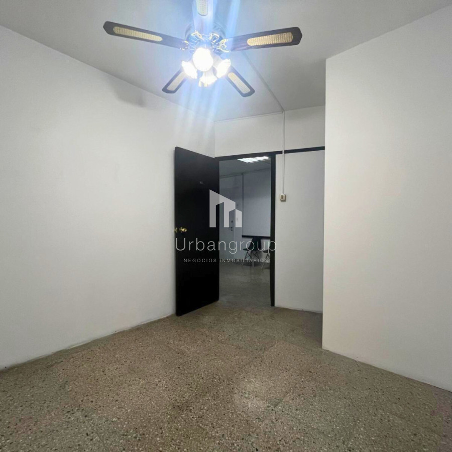 Oficina ID.42 - Oficina en Venta Av. 18 de Julio. OPORTUNIDAD DE INVERSIÓN !!