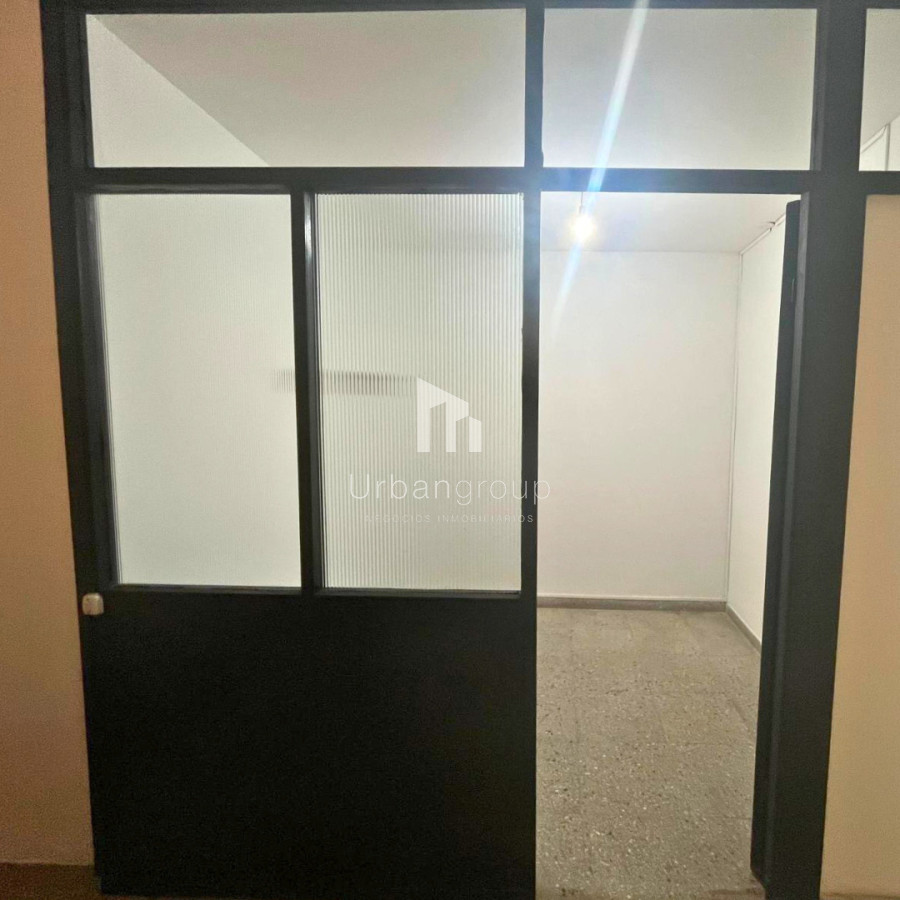 Oficina ID.42 - Oficina en Venta Av. 18 de Julio. OPORTUNIDAD DE INVERSIÓN !!