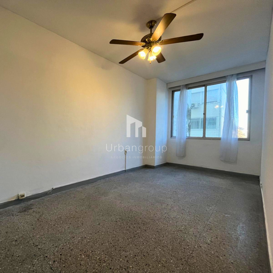 Oficina ID.42 - Oficina en Venta Av. 18 de Julio. OPORTUNIDAD DE INVERSIÓN !!