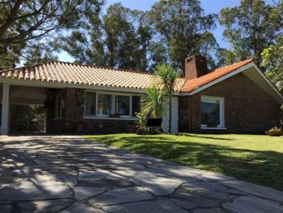 ALQUILER CASA 4 DORMITORIOS PINARES PUNTA DEL ESTE