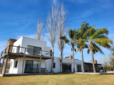 VENTA CASA EL QUIJOTE BARRIO PRIVADO PUNTA DEL ESTE