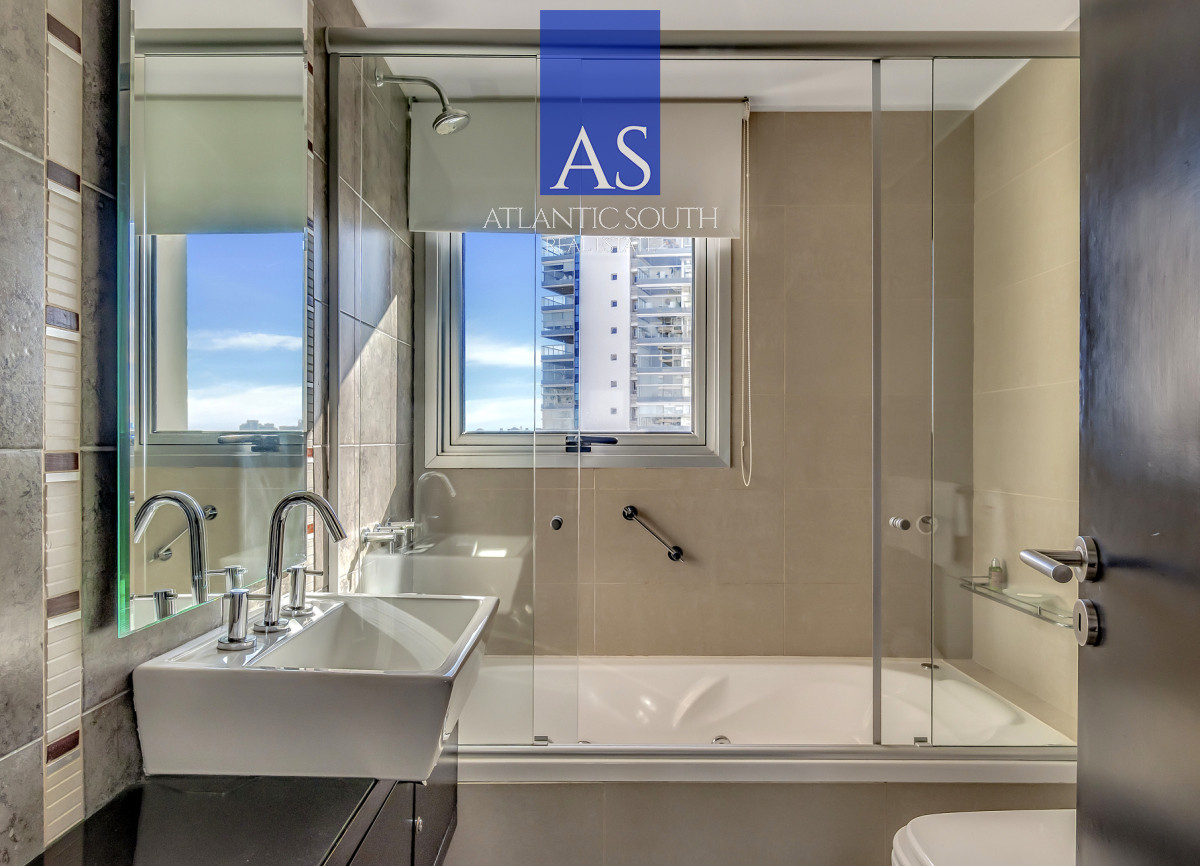 Apartamento ID.4377 - Piso alto torre de primer nivel con vista al mar y servicios Playa Mansa