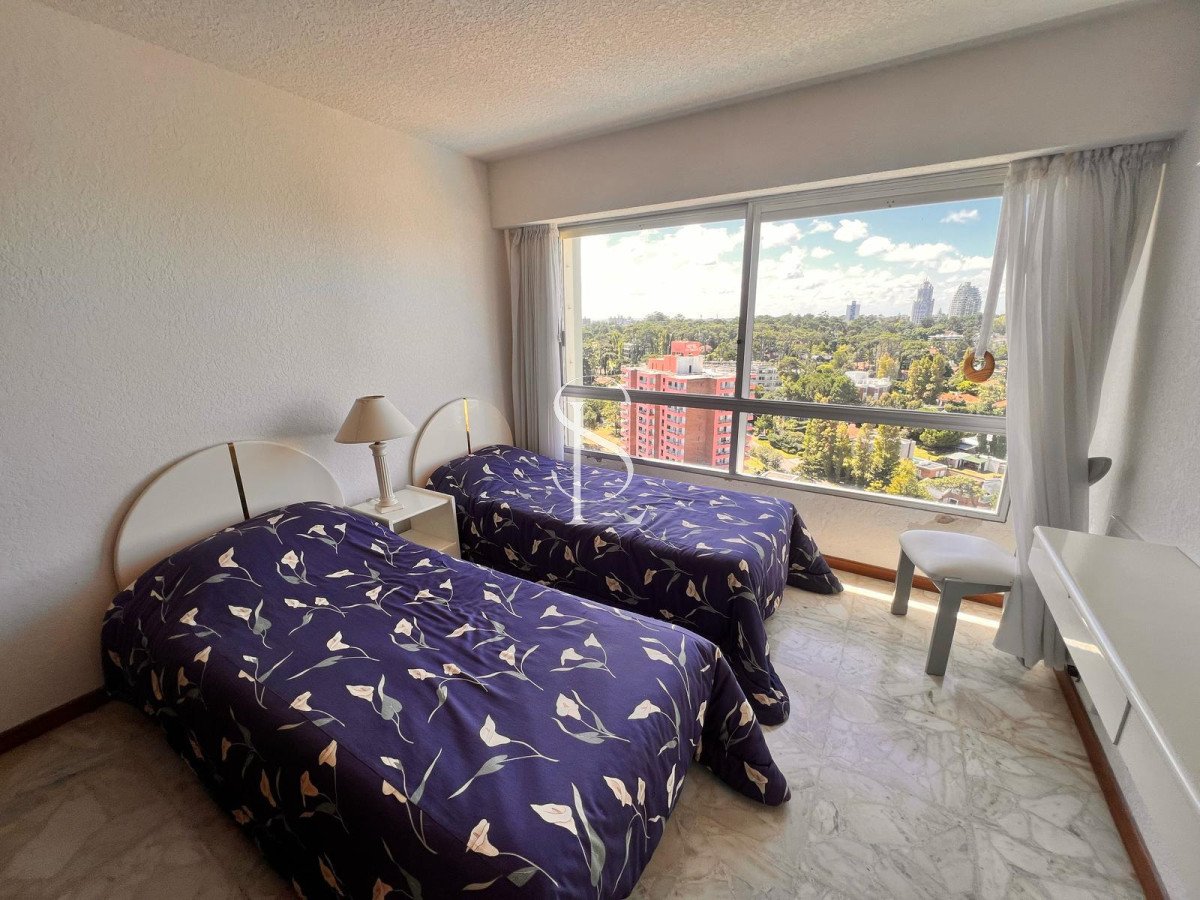 Apartamento ID.76 - Apartamento de 3 Dorm en Playa Mansa con Vista al Mar!