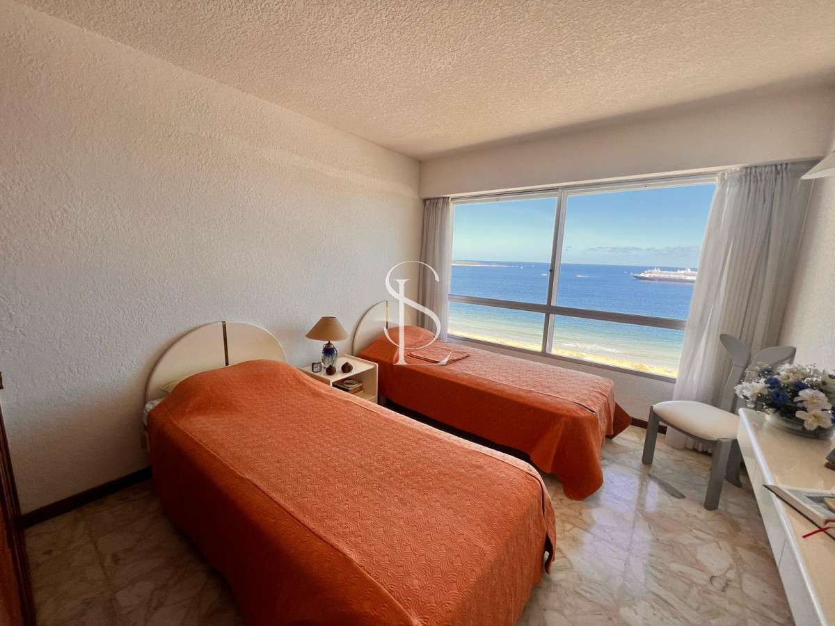 Apartamento ID.76 - Apartamento de 3 Dorm en Playa Mansa con Vista al Mar!