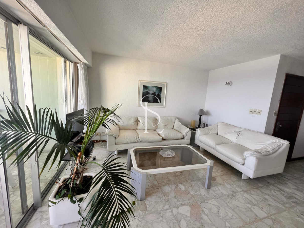 Apartamento ID.76 - Apartamento de 3 Dorm en Playa Mansa con Vista al Mar!
